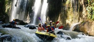 Arung jeram di sungai Alas