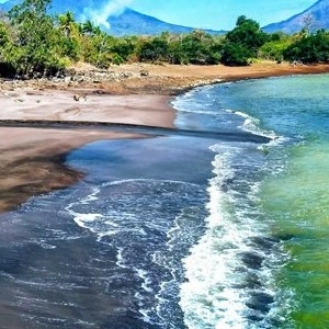 Pantai Tiga Warna Puntaru 